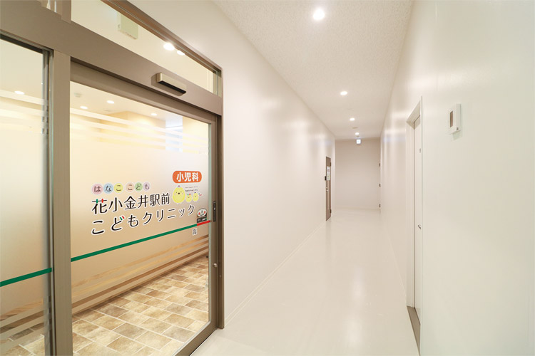 クリニック入口(奥に待合室2の入口あり)